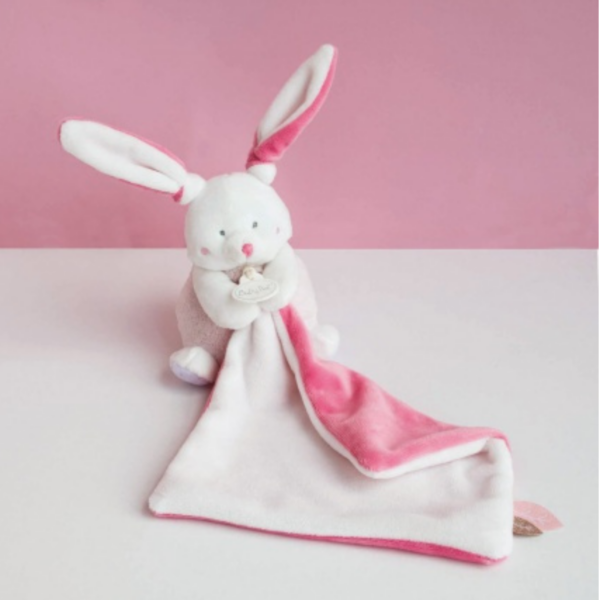 Lapin rose avec doudou